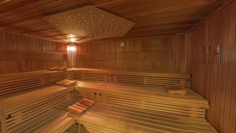 Großzügige Sauna mit Sternenhimmel des Fitnessstudios lady´s first in Erlangen